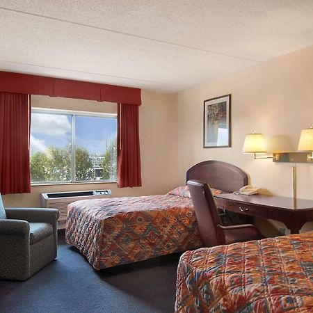 Super 8 By Wyndham Manchester Airport Habitación foto